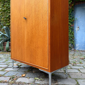 Schrank Teak mit neuen Chromfüßen