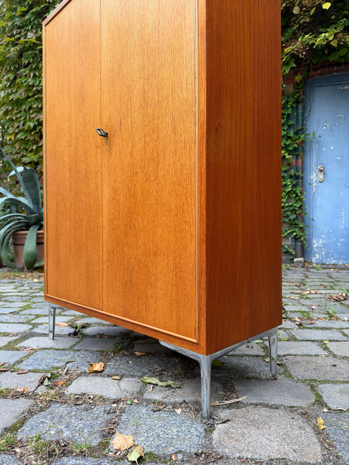 Schrank Teak mit neuen Chromfüßen