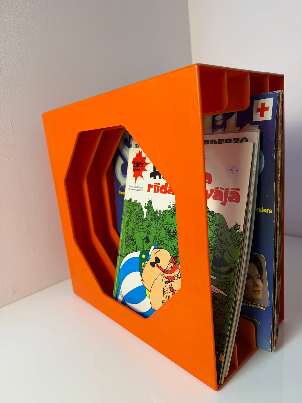 Schallplattenständer orange von Schweizer Design