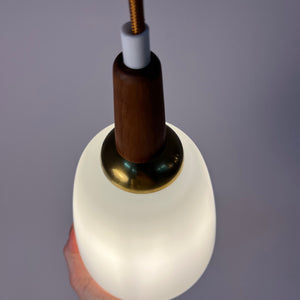 Hängelampe Opalglas mit Teak & Messing Kabelführung aus Dänemark