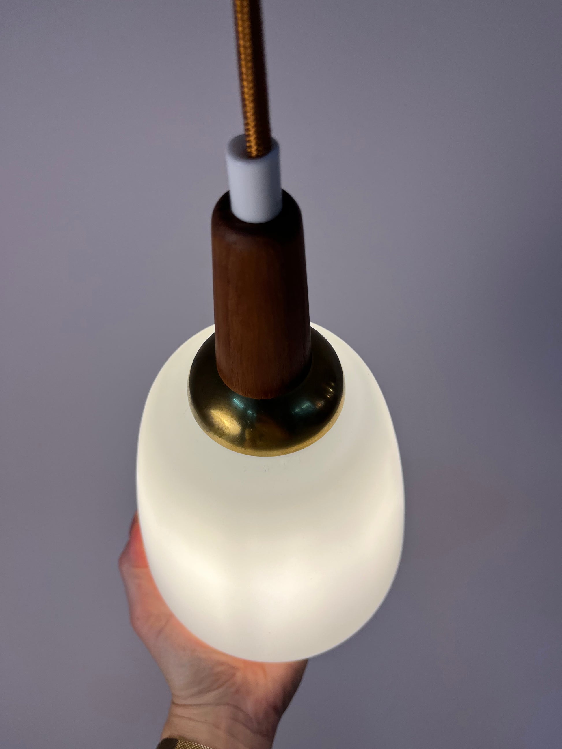 Hängelampe Opalglas mit Teak & Messing Kabelführung aus Dänemark