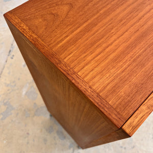 Vitrinenschrank Teak mit neuen Chromfüßen von H.W.Klein für Bramin