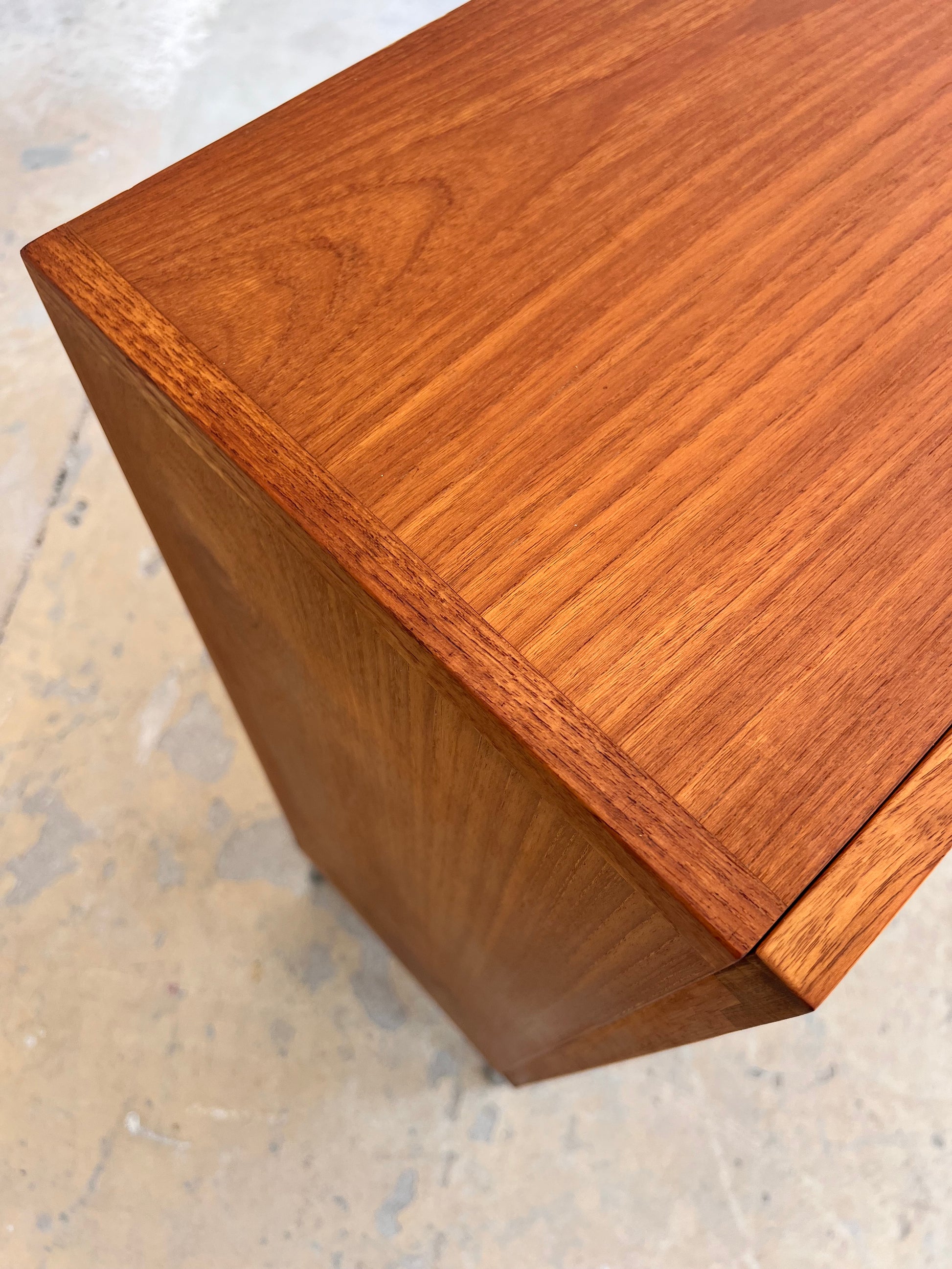 Vitrinenschrank Teak mit neuen Chromfüßen von H.W.Klein für Bramin