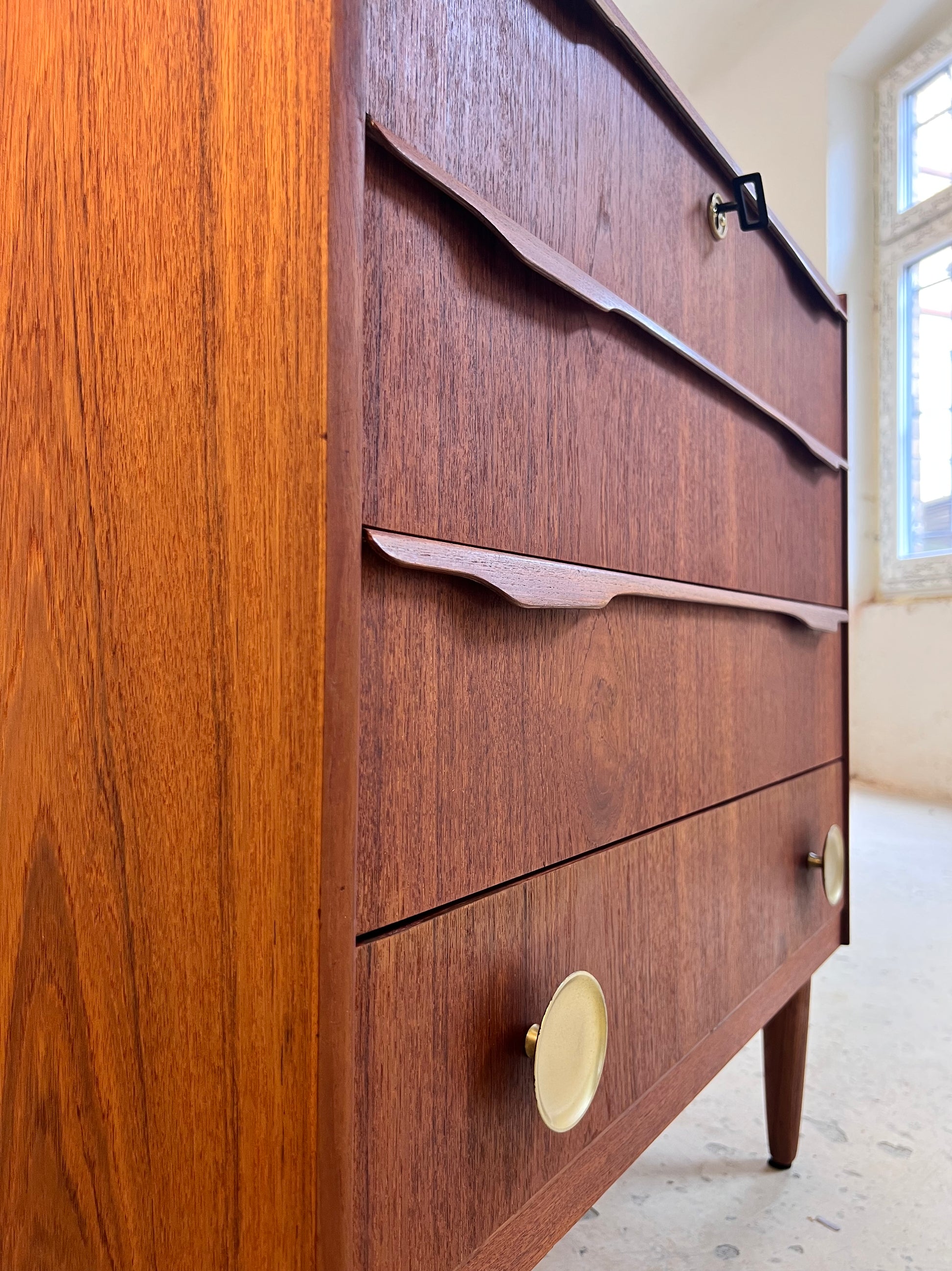 Kommode Teak mit Holz- & Messinggriffen aus Dänemark