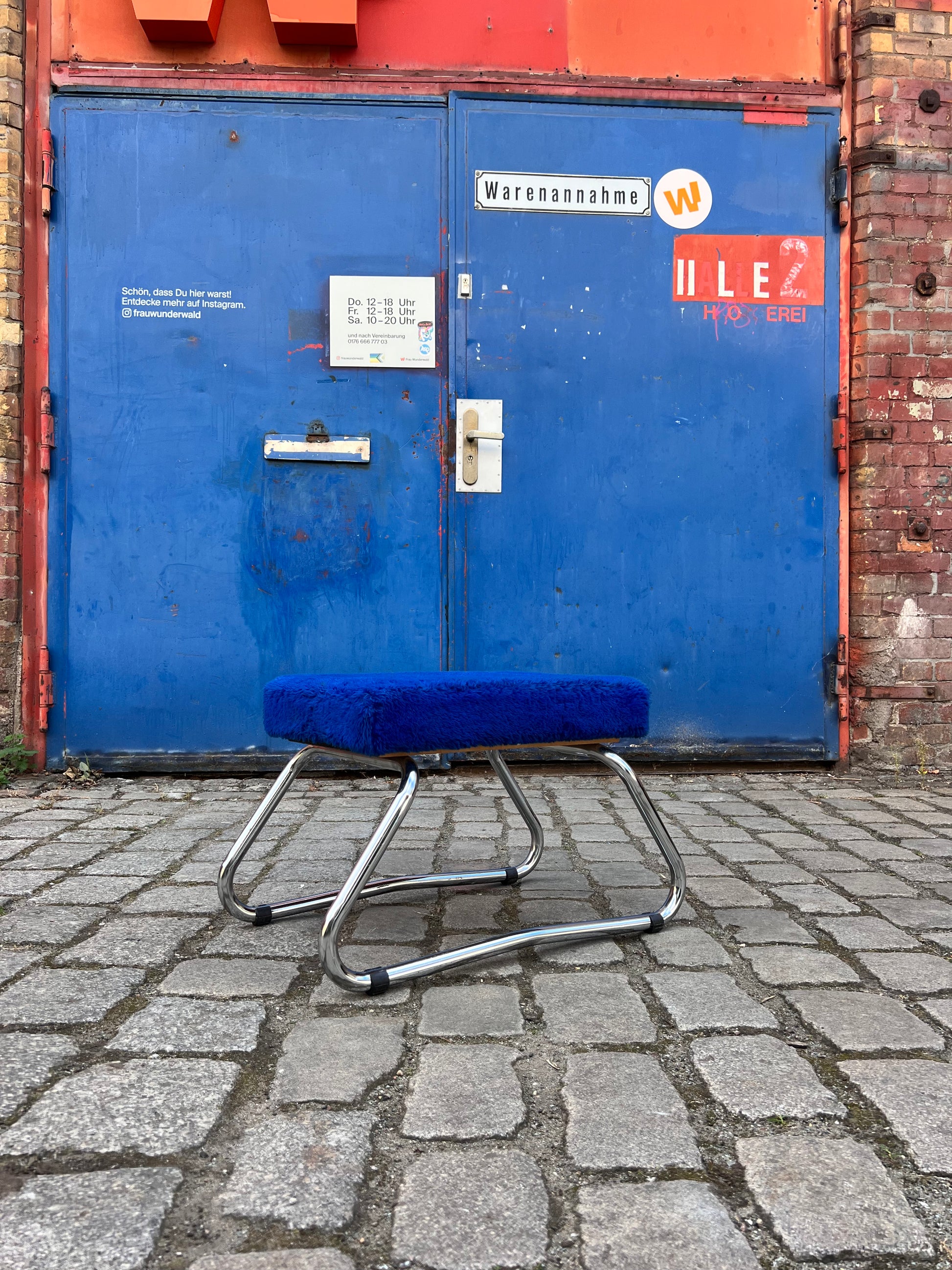 Hocker königsblau Chrom mit Tritt
