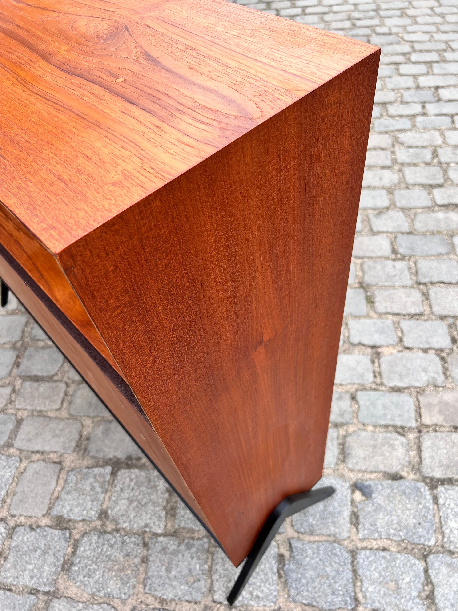 Regal Teak mit Minibar auf neuen Holzfüßen aus Dänemark