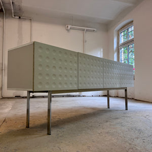 Sideboard weiß mit kreisförmigem Reliefmuster aus Belgien