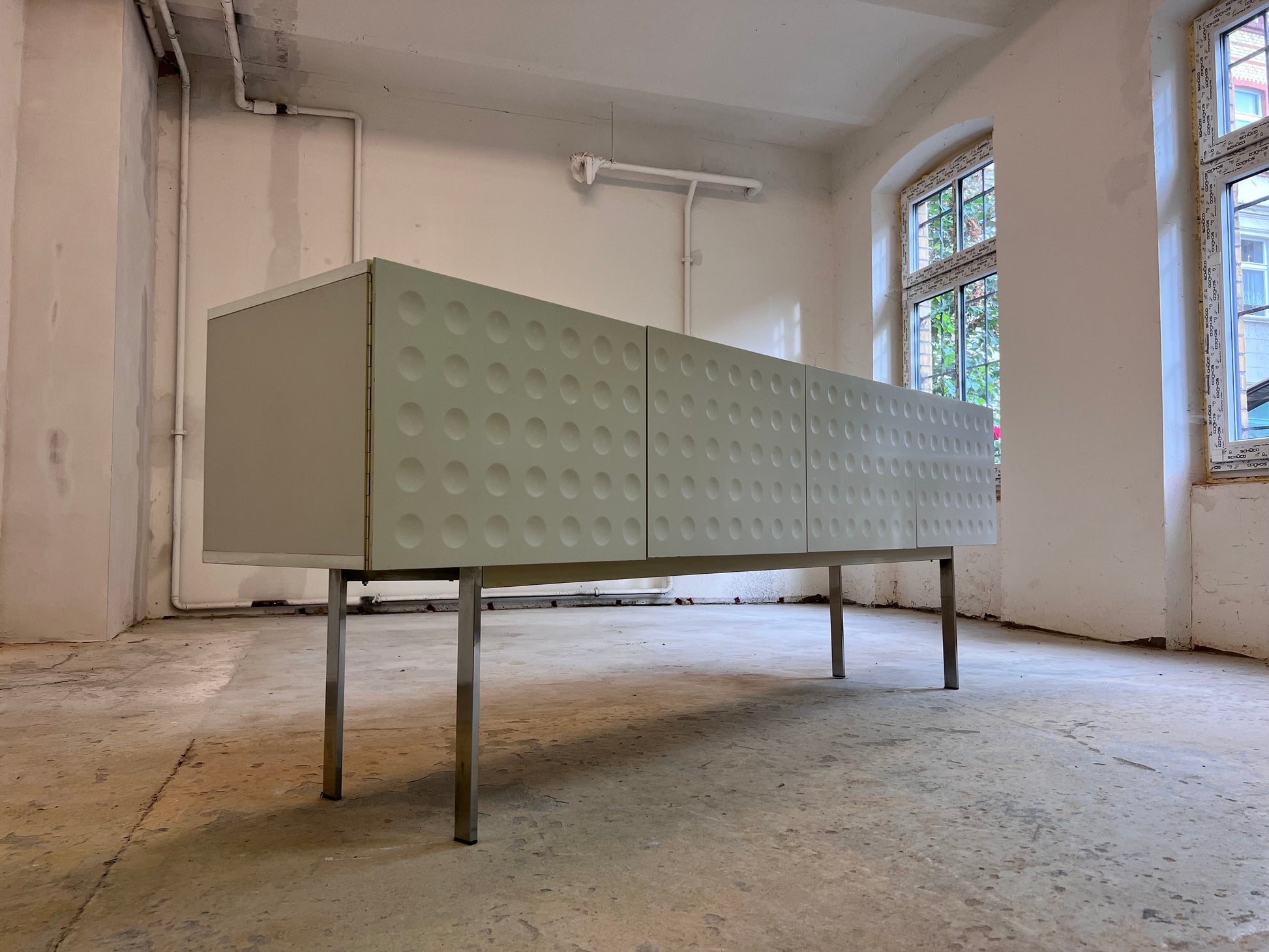 Sideboard weiß mit kreisförmigem Reliefmuster aus Belgien