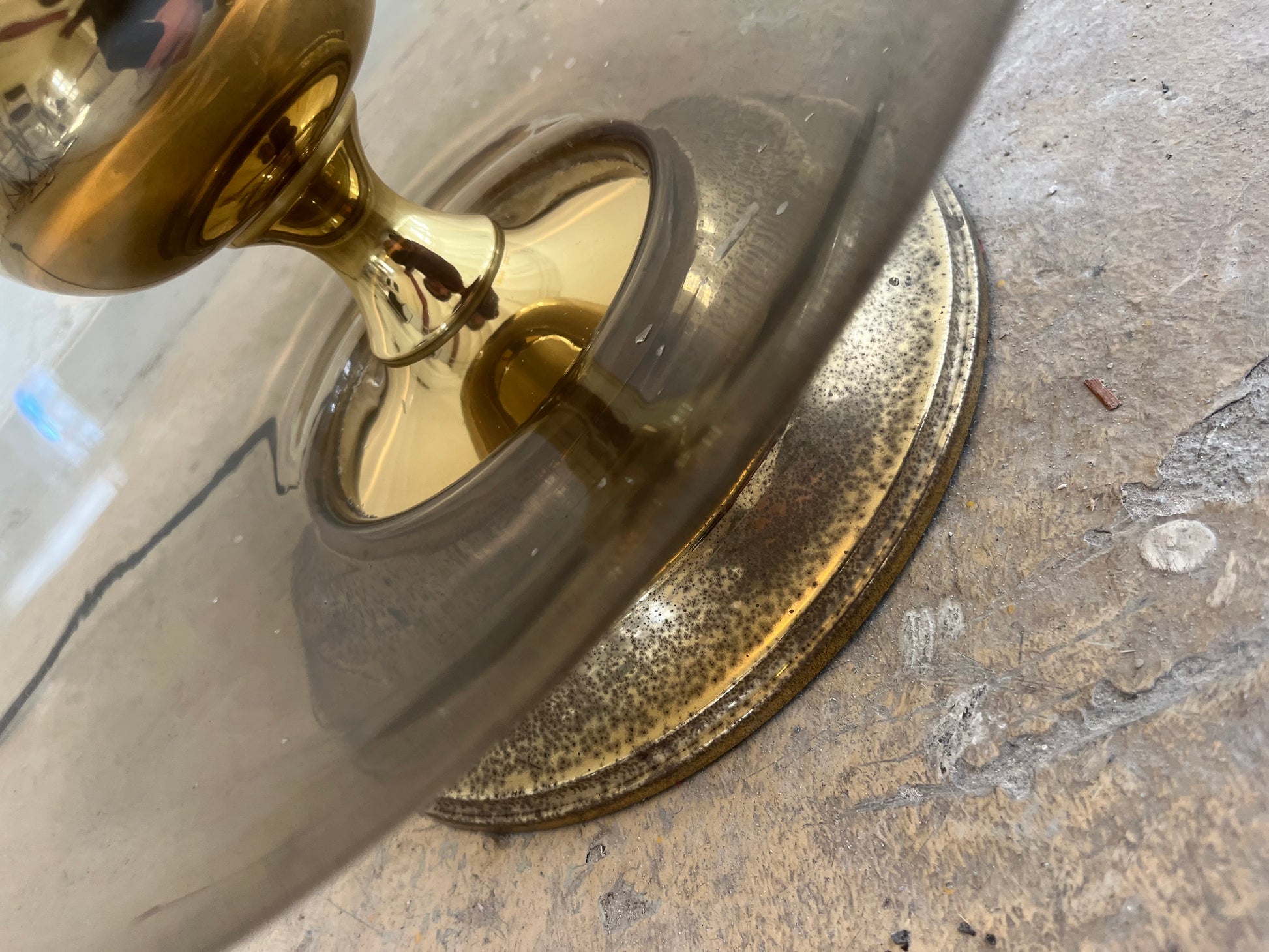 Stehlampe mit Rauchglasfuß und floralem Schirm