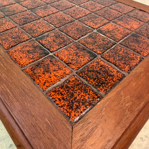 Beistelltisch Teak mit orange gescheckten Fliesen