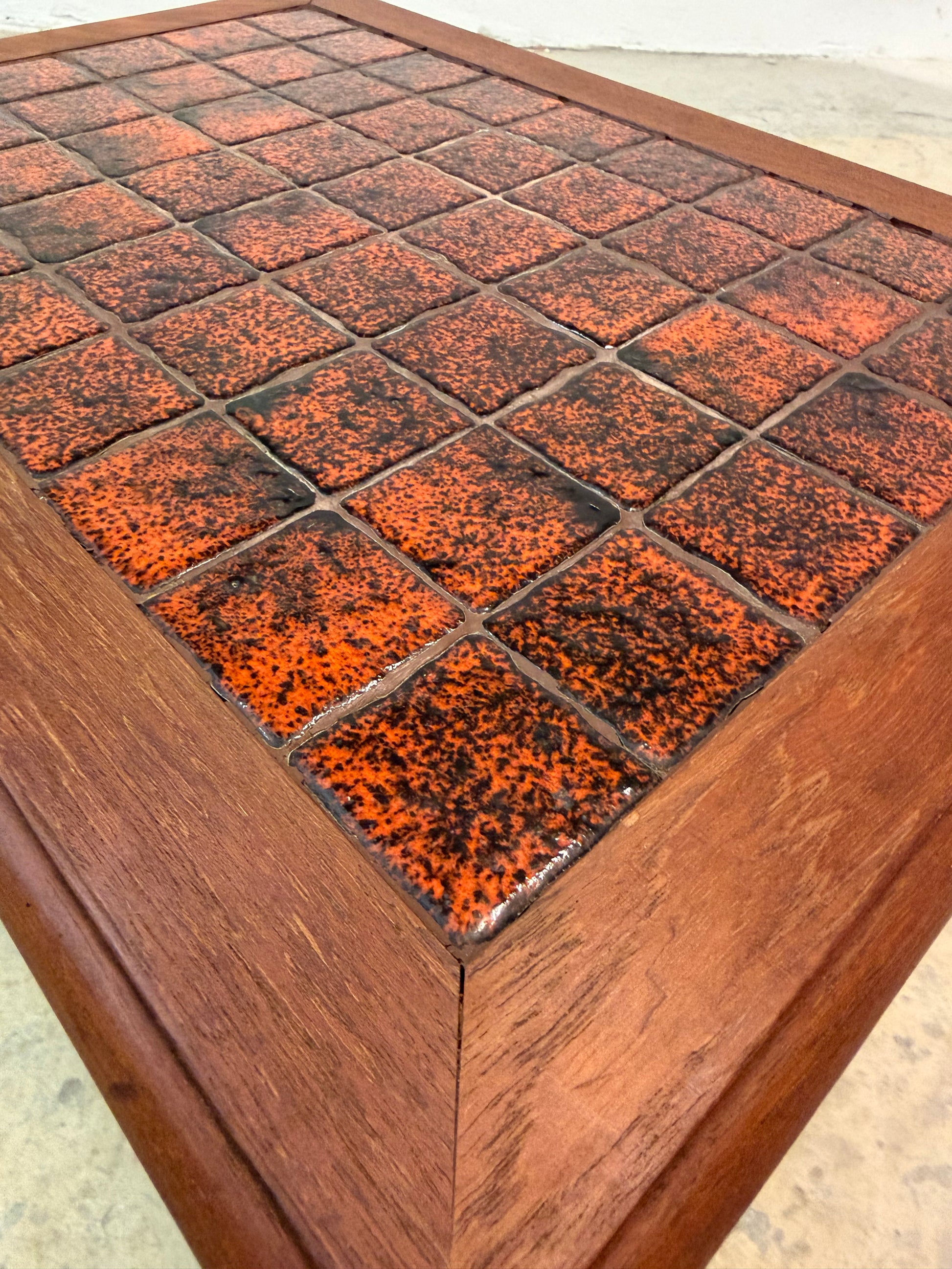 Beistelltisch Teak mit orange gescheckten Fliesen