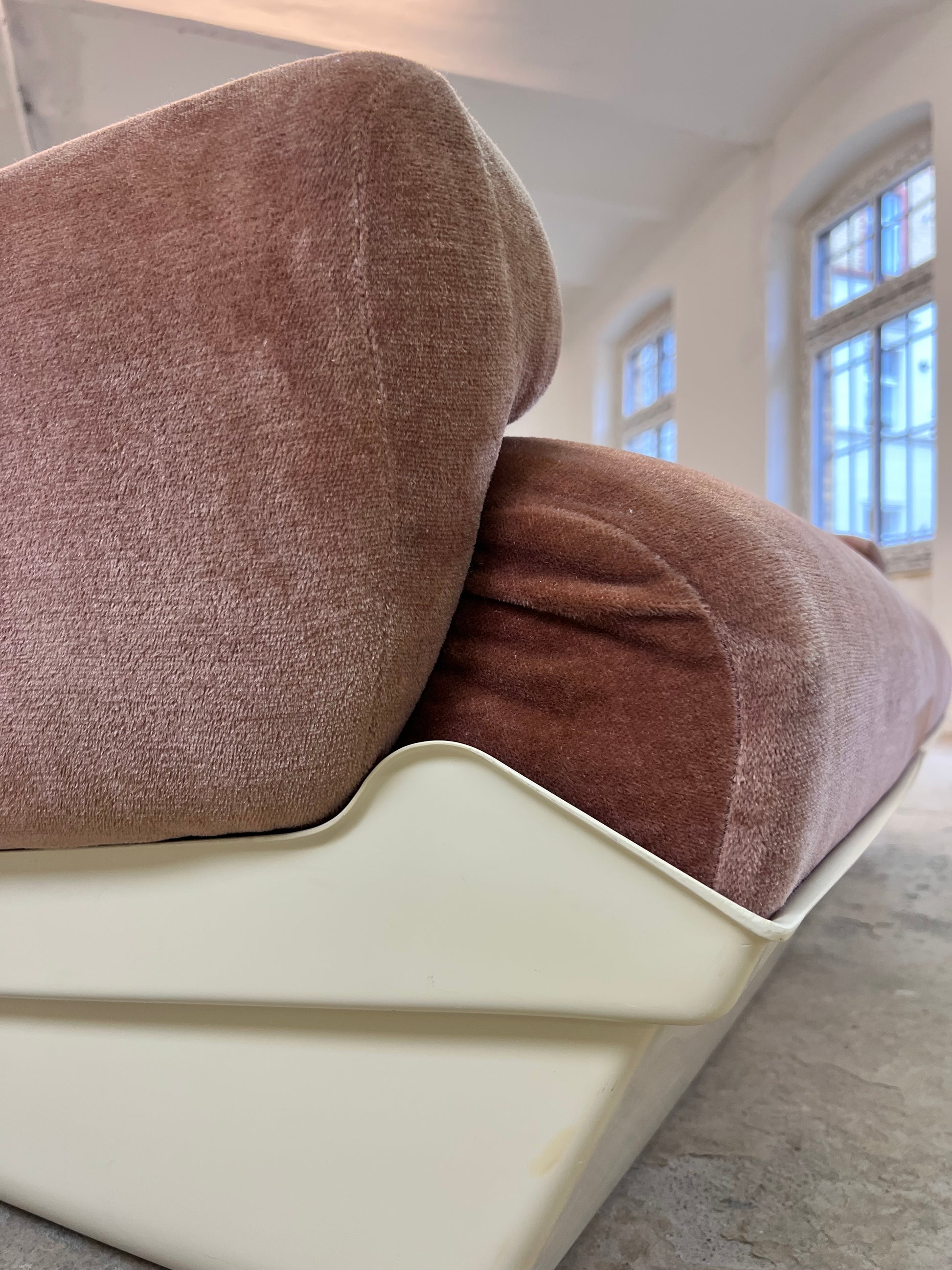 Modularer Schalensessel rosa Samt & Kunststoff