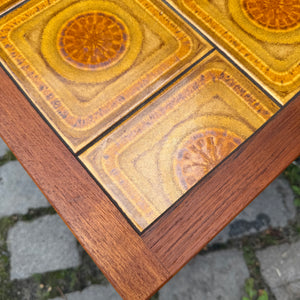 Set: 2 Satztische Teak & gelbe Fliesen aus Dänemark