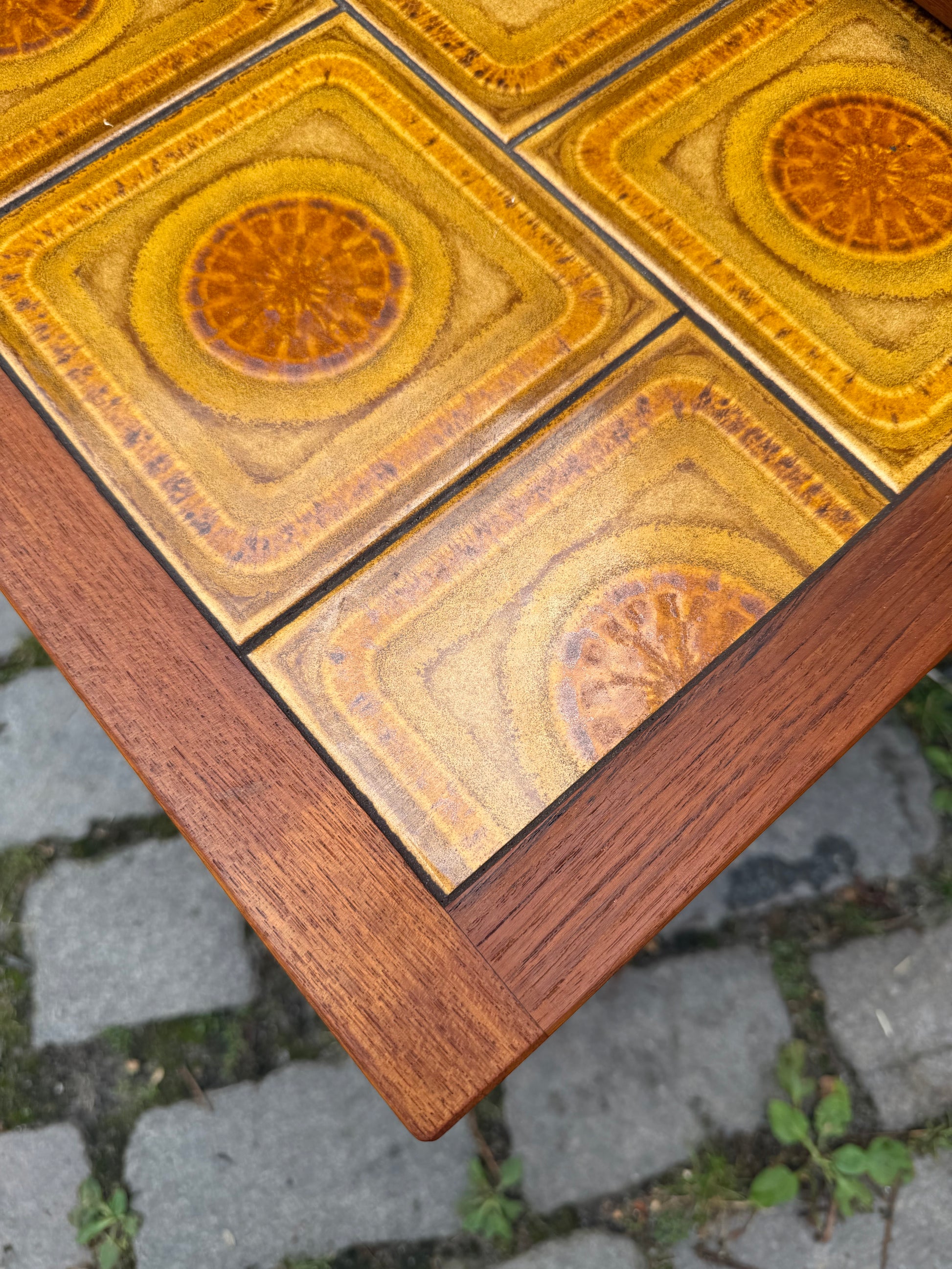 Set: 2 Satztische Teak & gelbe Fliesen aus Dänemark