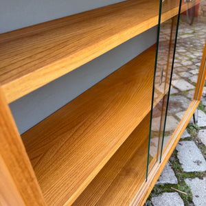 Vitrine Esche mit neuen Chromfüßen von Hellerau