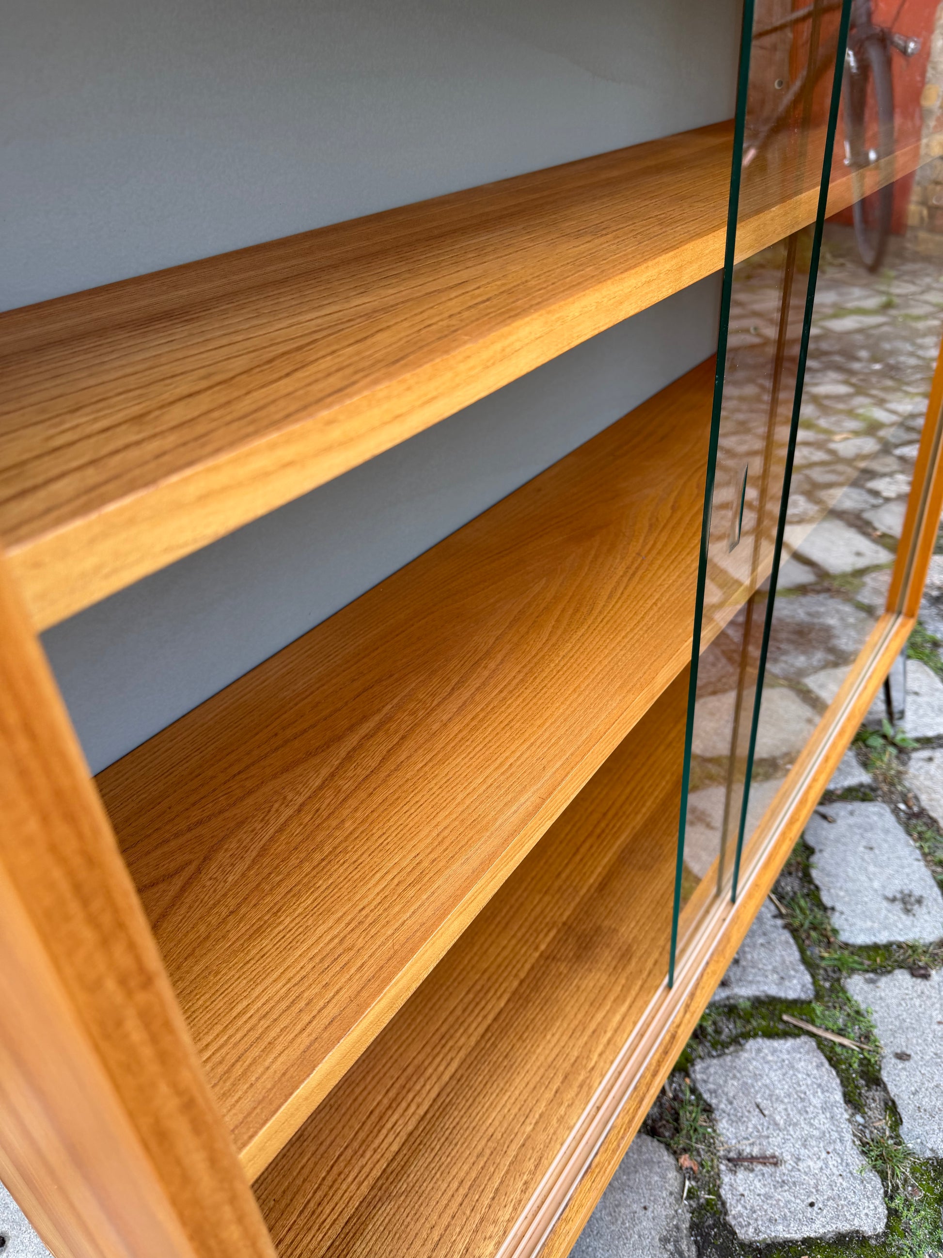 Vitrine Esche mit neuen Chromfüßen von Hellerau