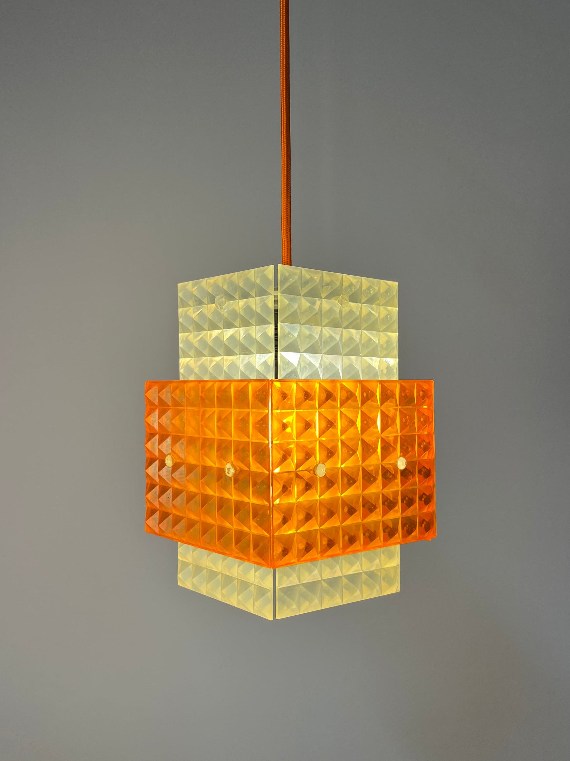 Hängelampe orange weiß mit Wabenstruktur aus der DDR