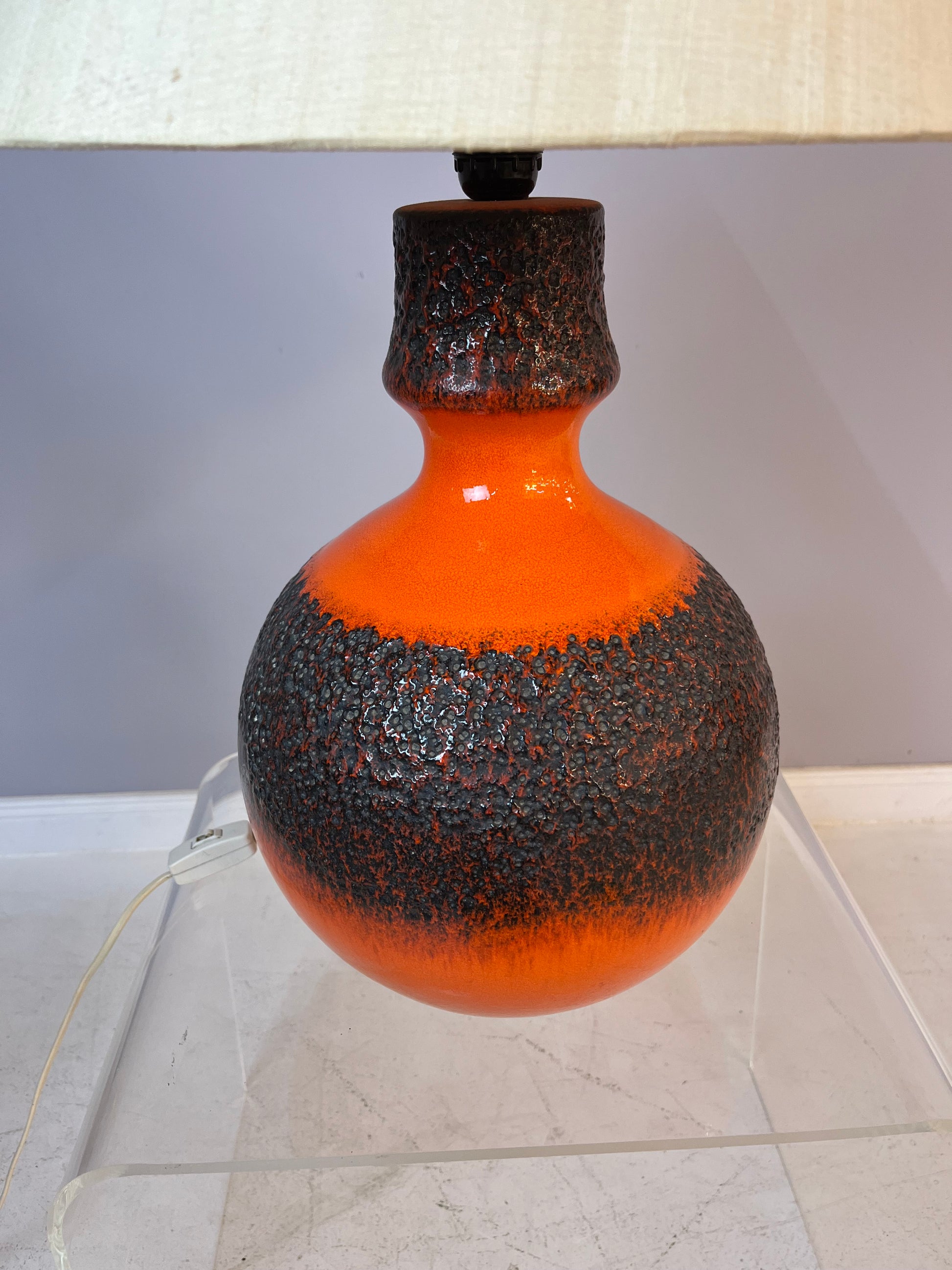 Tischlampe Fat Lava mit Naturseidenschirm orange braun Keramik von JASBA