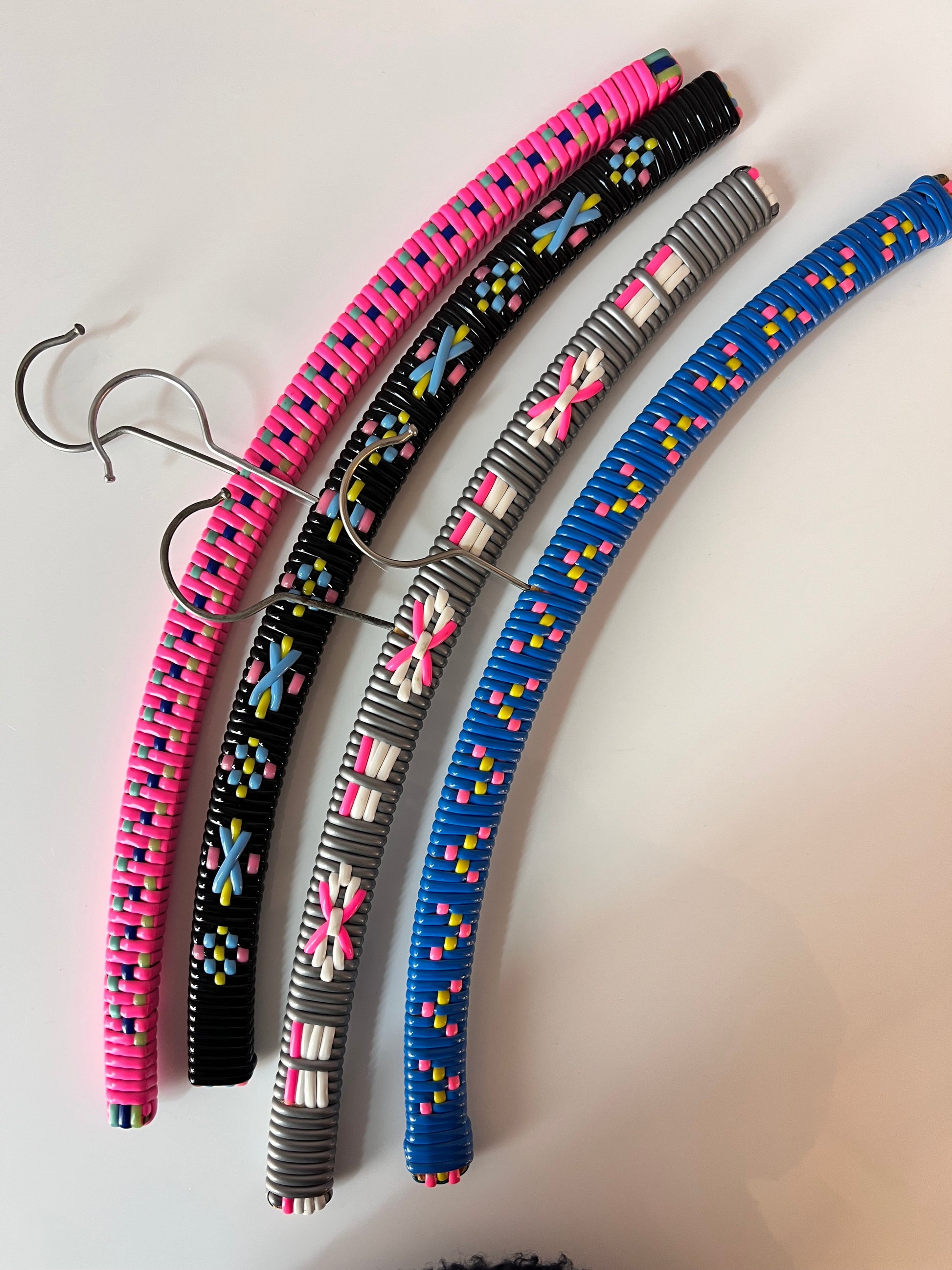 Set: 4x Kleiderbügel pink blau