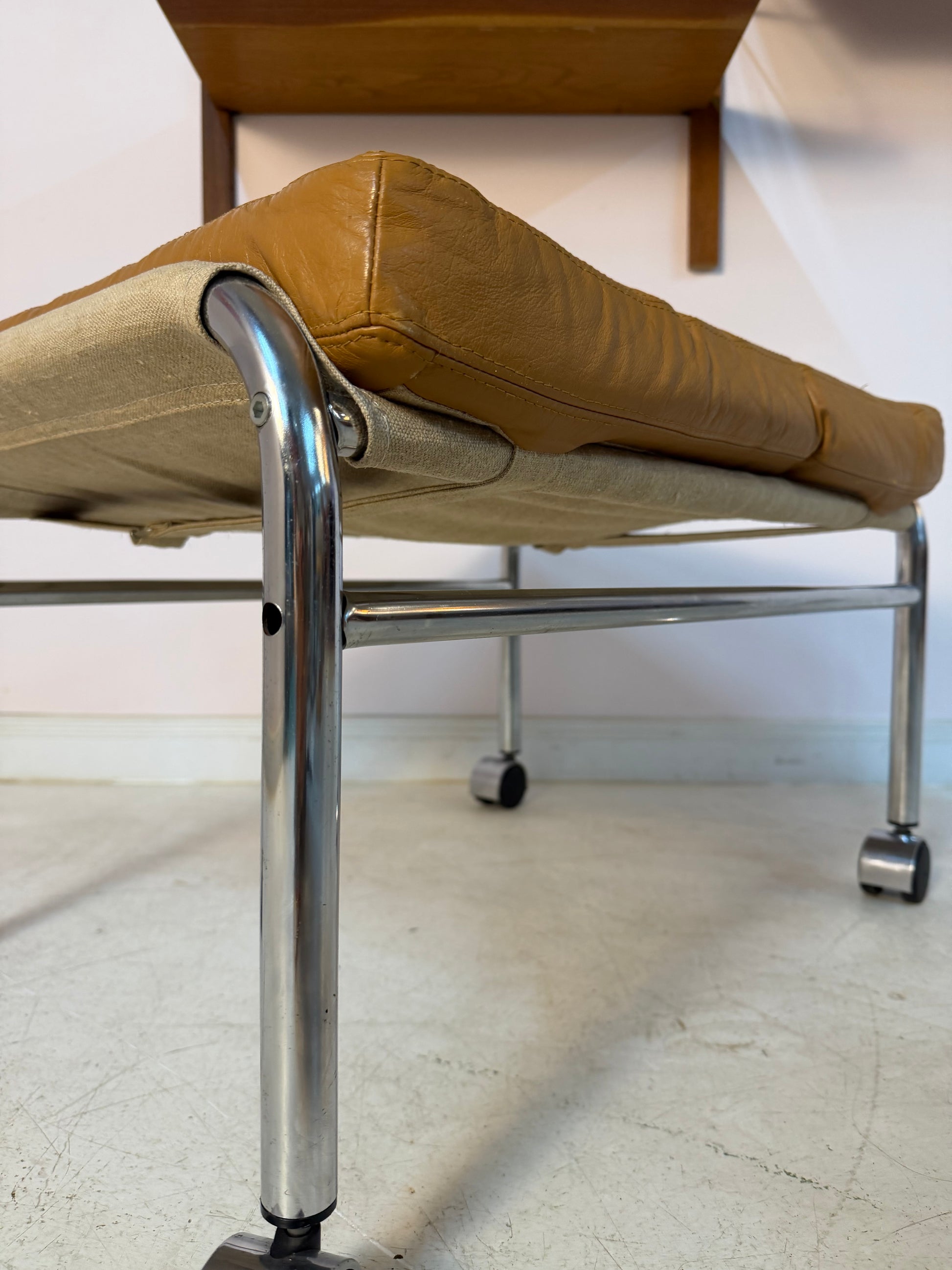 Hocker Modell Bore cognac Chrom von Noboru Nakamura für IKEA