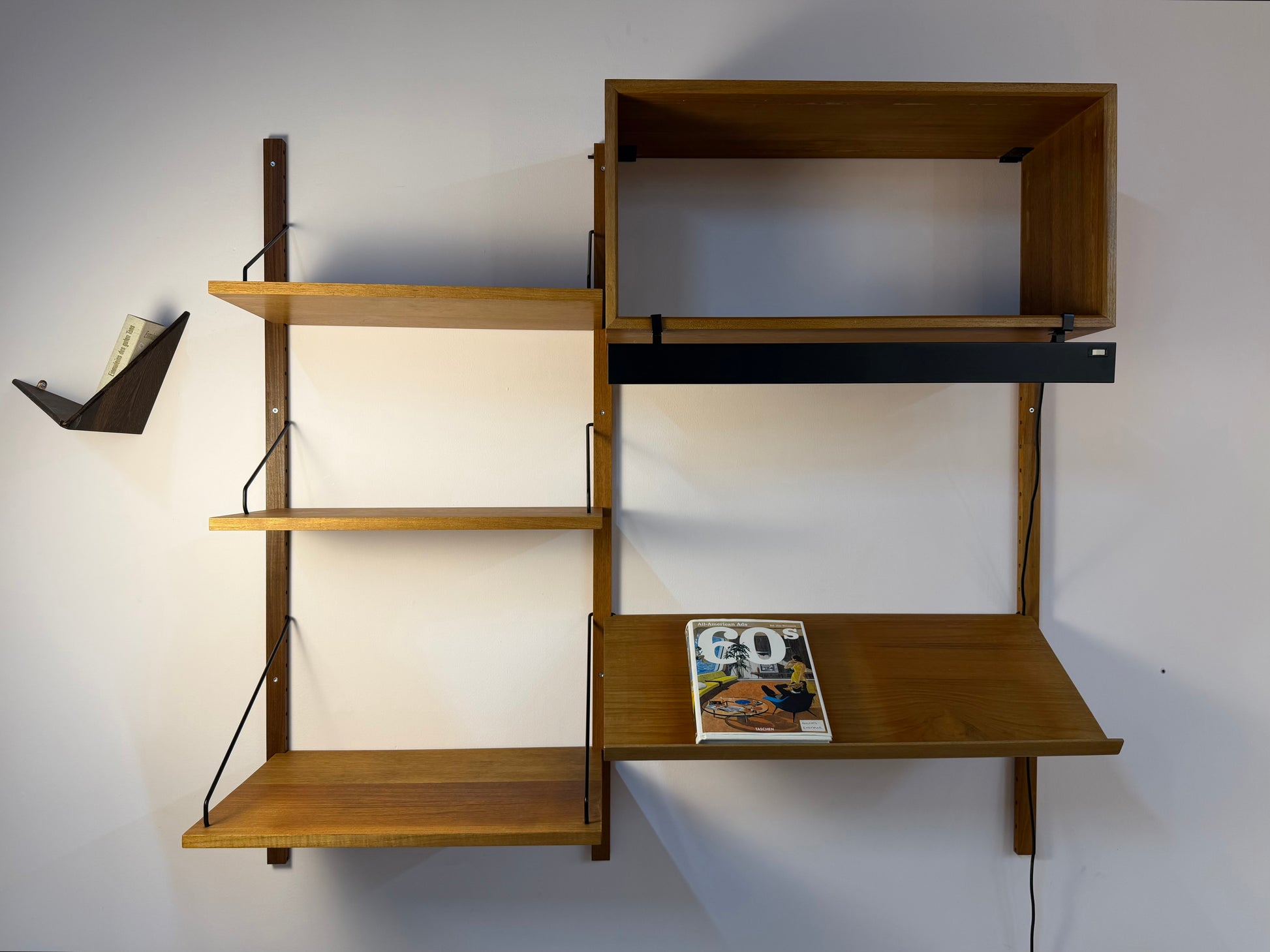 Wandregal Royal System Teak mit Lampe von Poul Cadovius