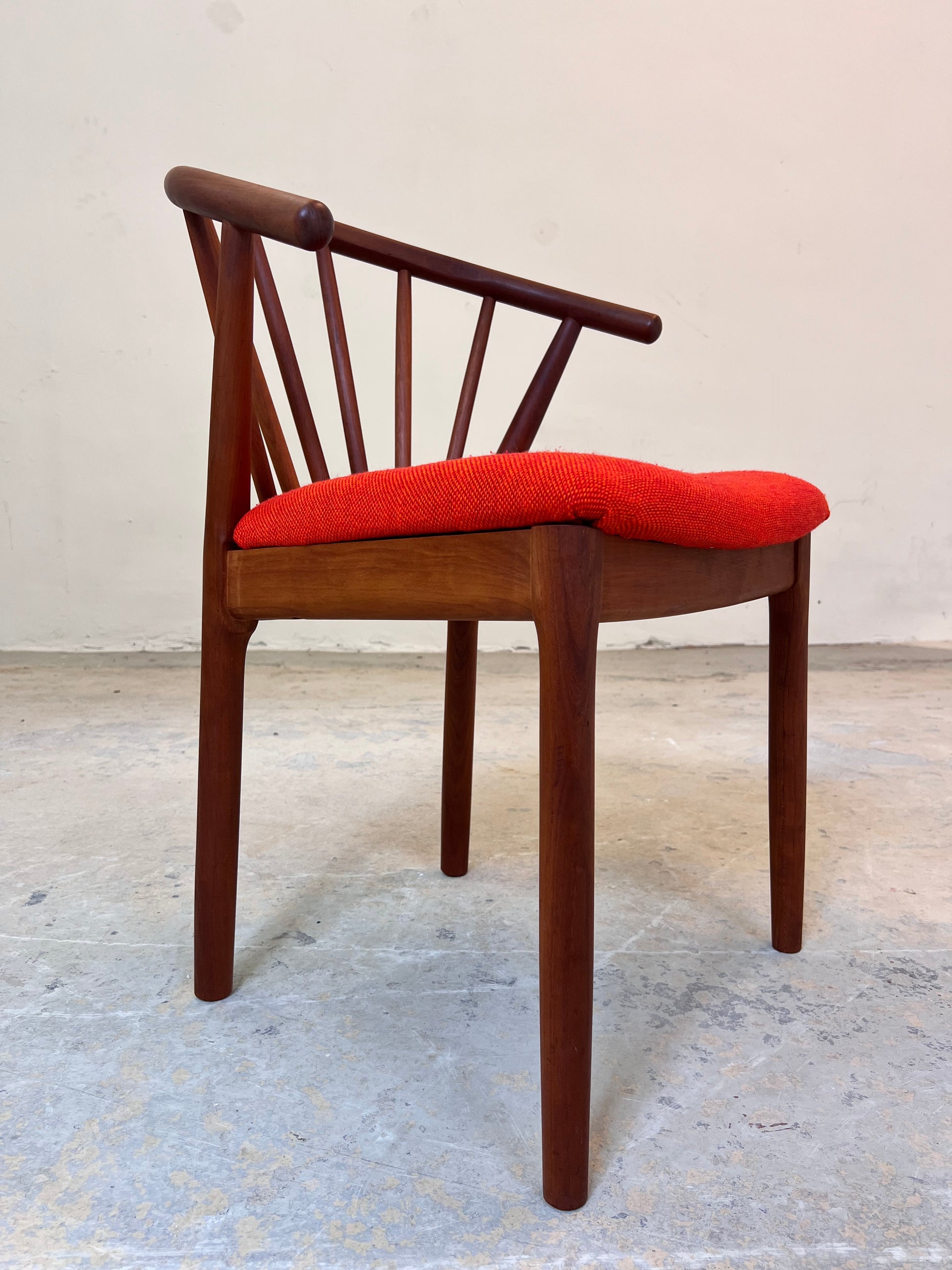 Armlehnstuhl Teak mit orangem Polster von J. L. Møllers Møbelfabrik
