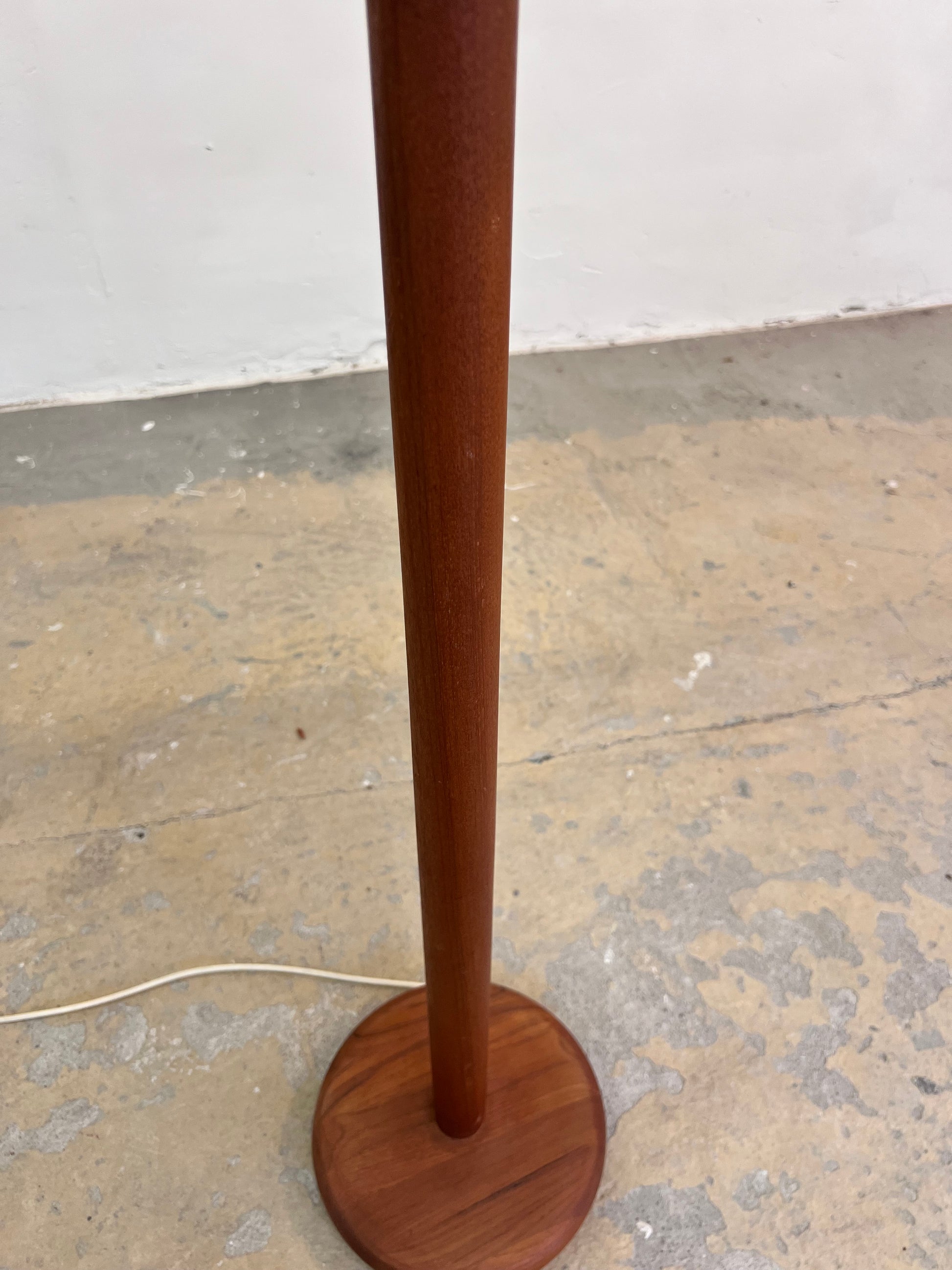 Stehlampe Teak mit verziertem Stoffschirm aus Dänemark