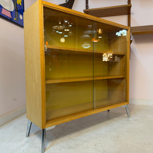 Vitrine Esche mit gelber Rückwand & neuen Chromfüßen von Hellerau
