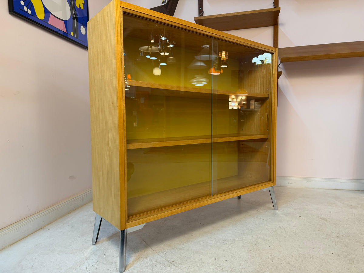 Vitrine Esche mit gelber Rückwand & neuen Chromfüßen von Hellerau