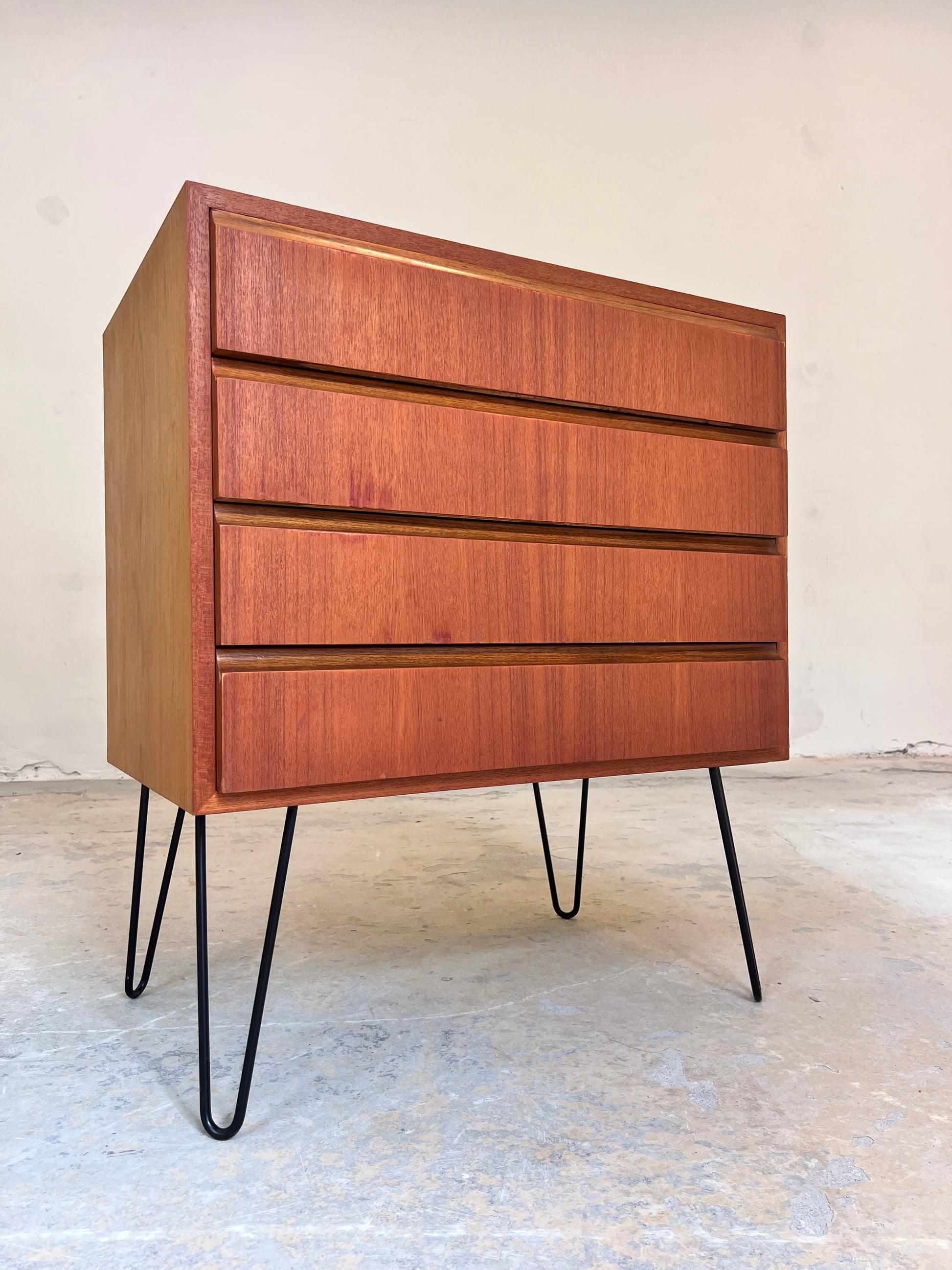 Kommode Teak auf Hairpinlegs von IDEE Möbel