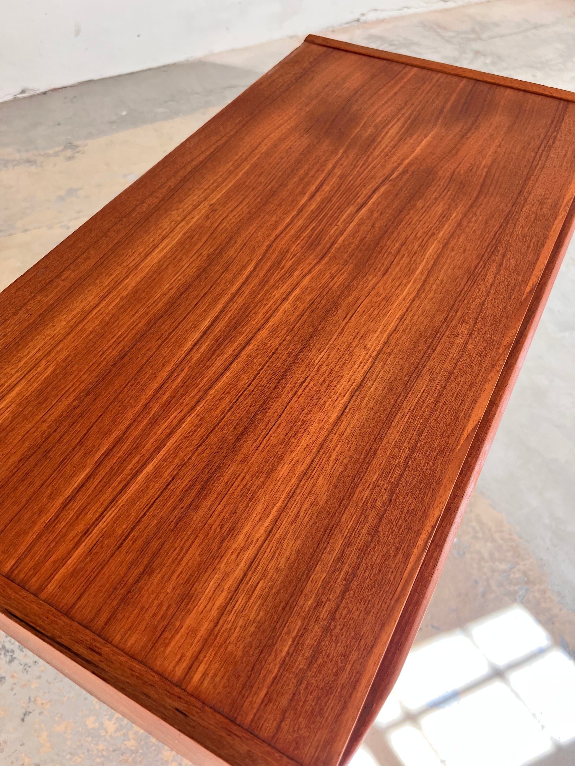 Kommode Teak mit geraden Griffen aus Dänemark