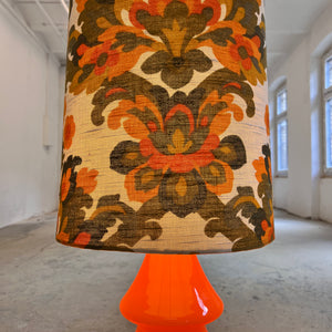 Stehlampe orange mit leuchtendem Glasfuß und 70er Schirm