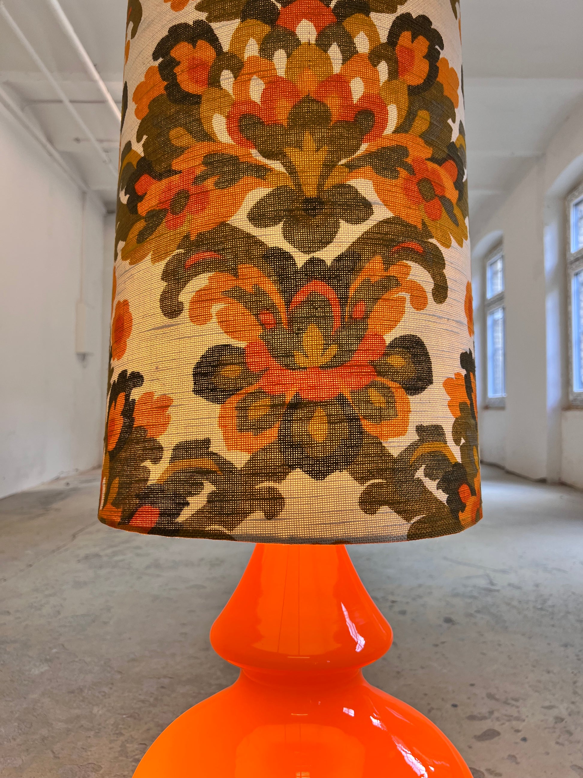 Stehlampe orange mit leuchtendem Glasfuß und 70er Schirm