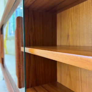 Sideboard Vitrine Teak mit Chromfüßen von Dyrlund
