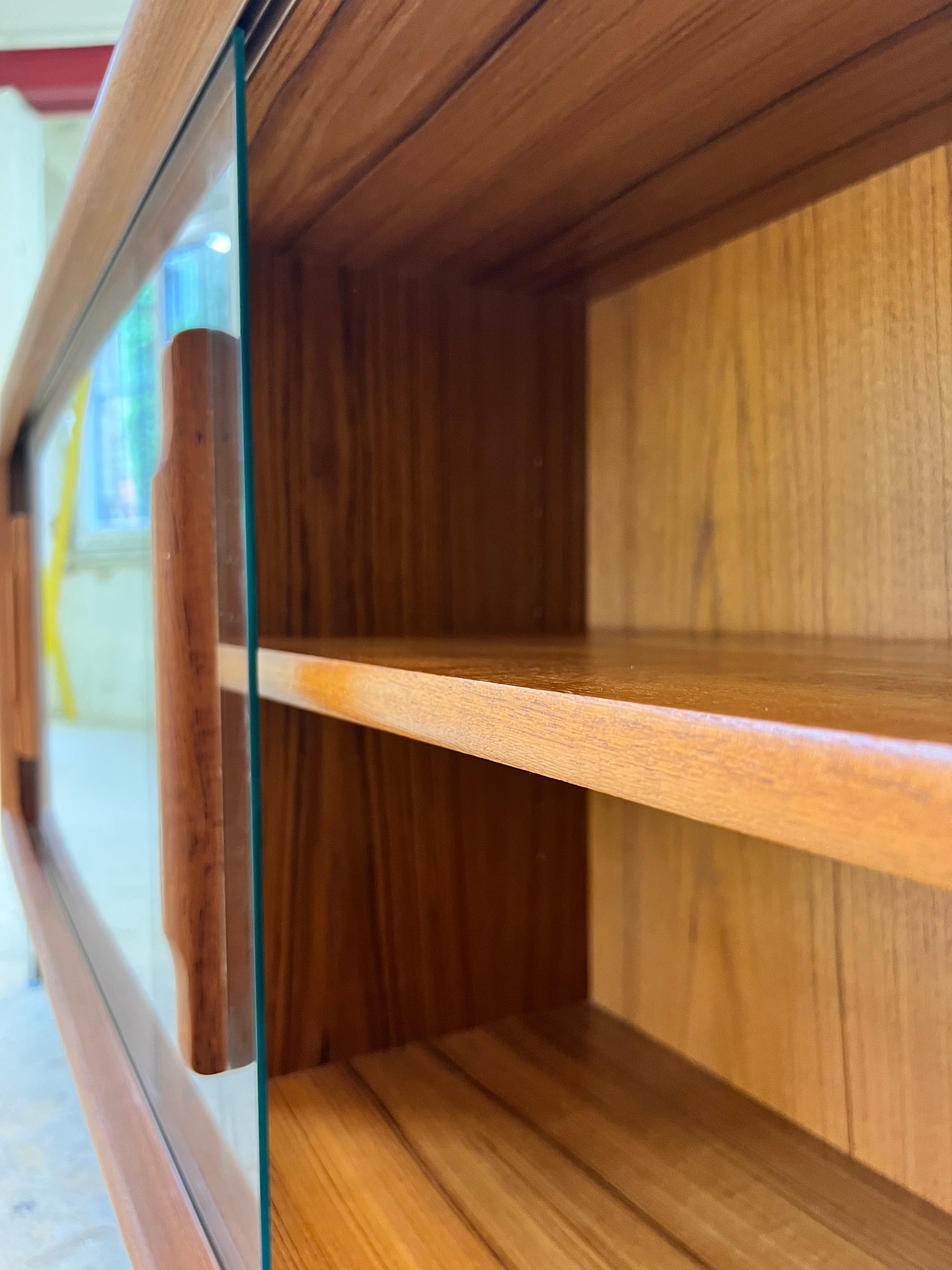Sideboard Vitrine Teak mit Chromfüßen von Dyrlund