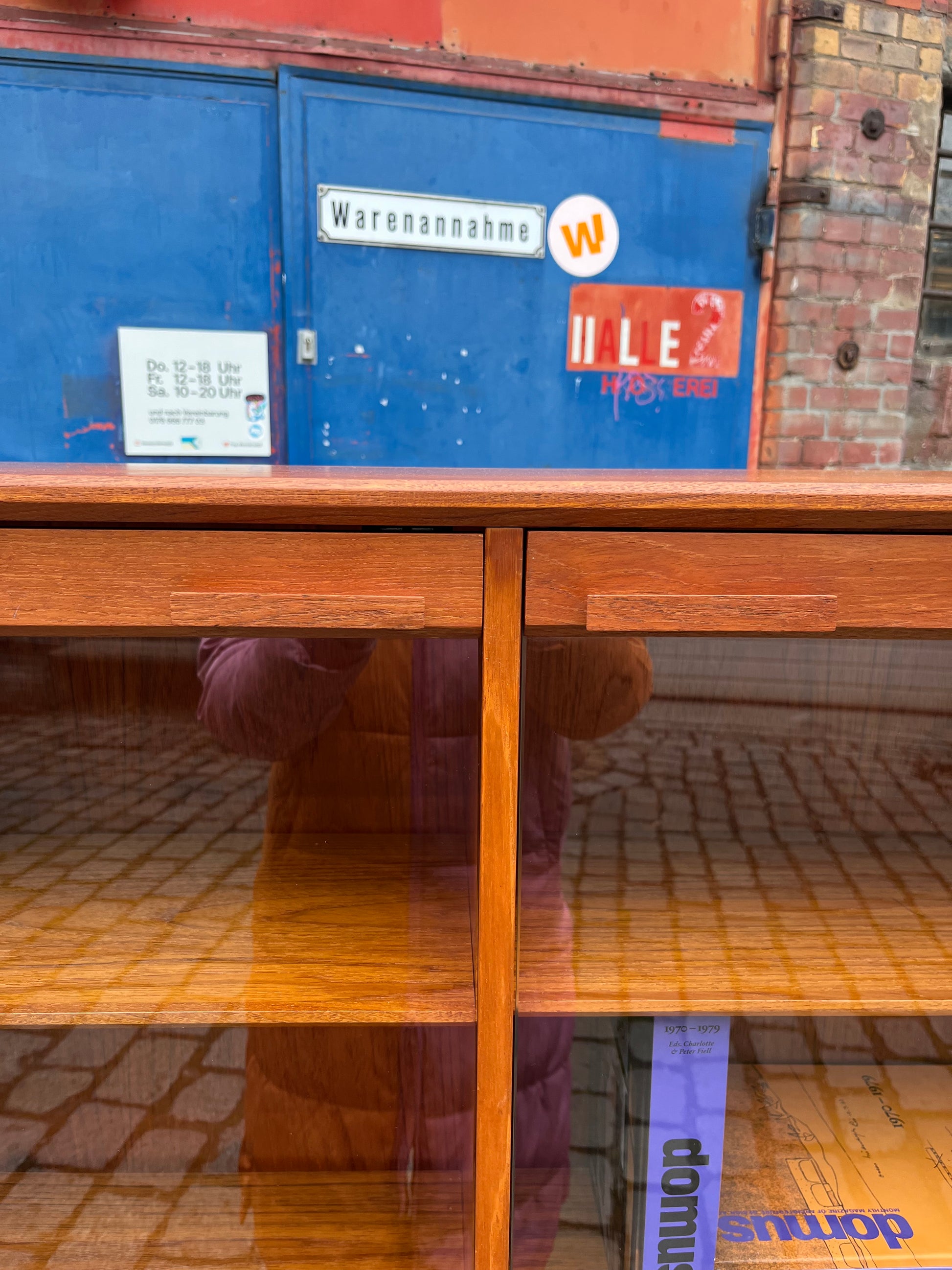 Vitrine Teak mit Hairpin Legs