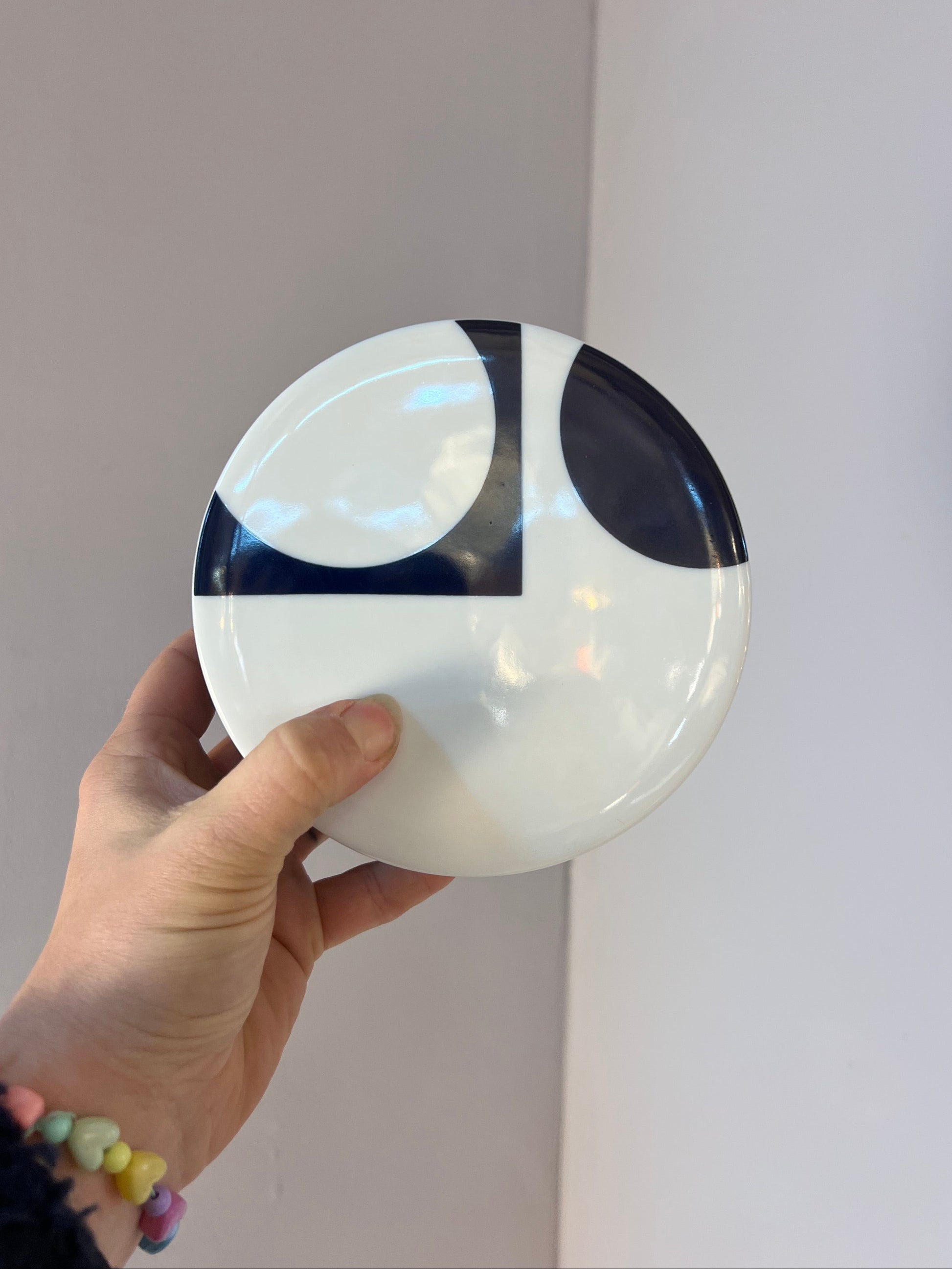 Dose dunkelblau weiß mit "Geometry 1" Print von Verner Panton für Menu