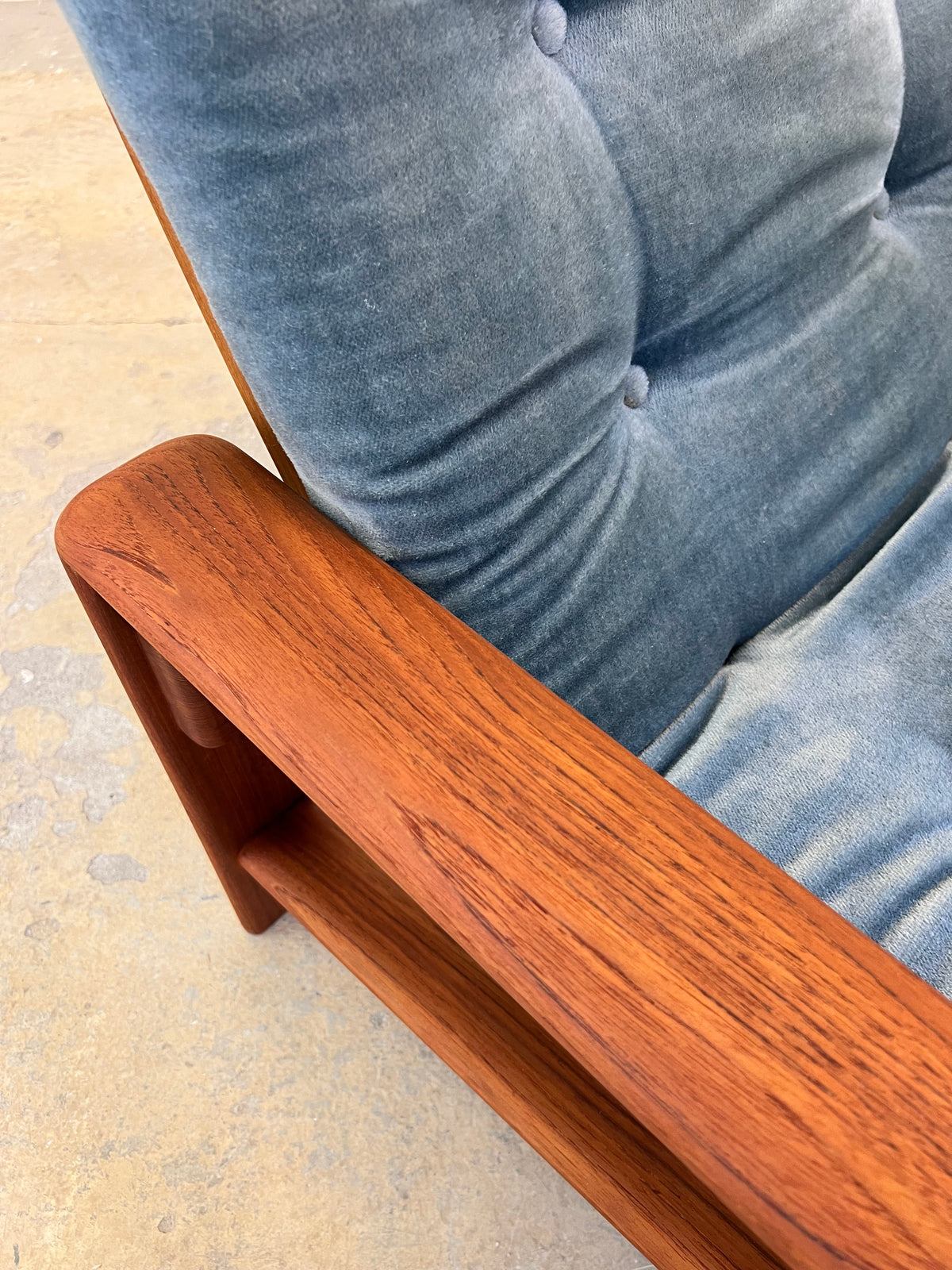 Sessel Loungechair blauer Samt und Teak
