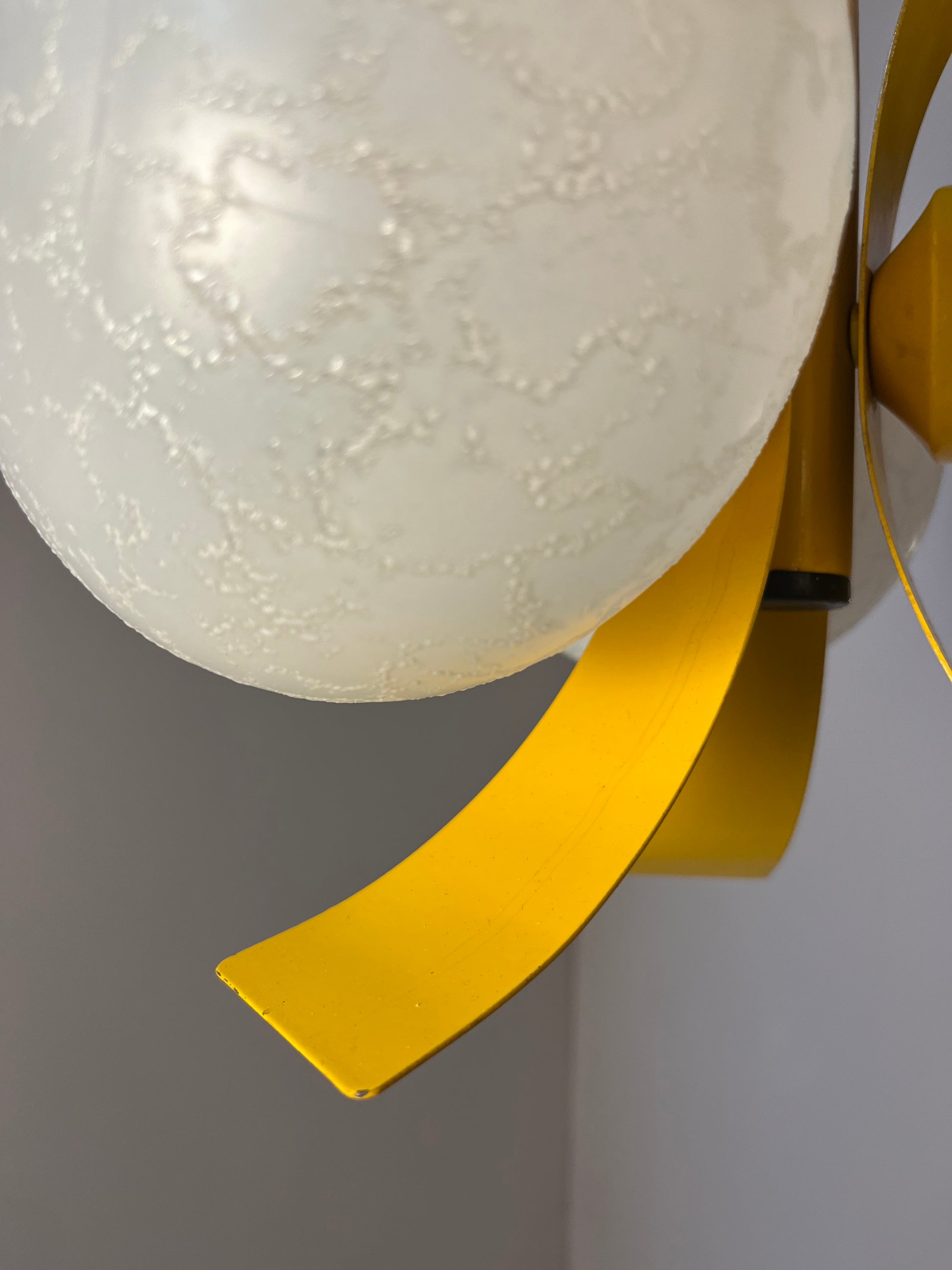 Hängelampe gelb weiß von Richard Essig