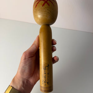 Japanische Kokeshi Holzfigur handbemalt