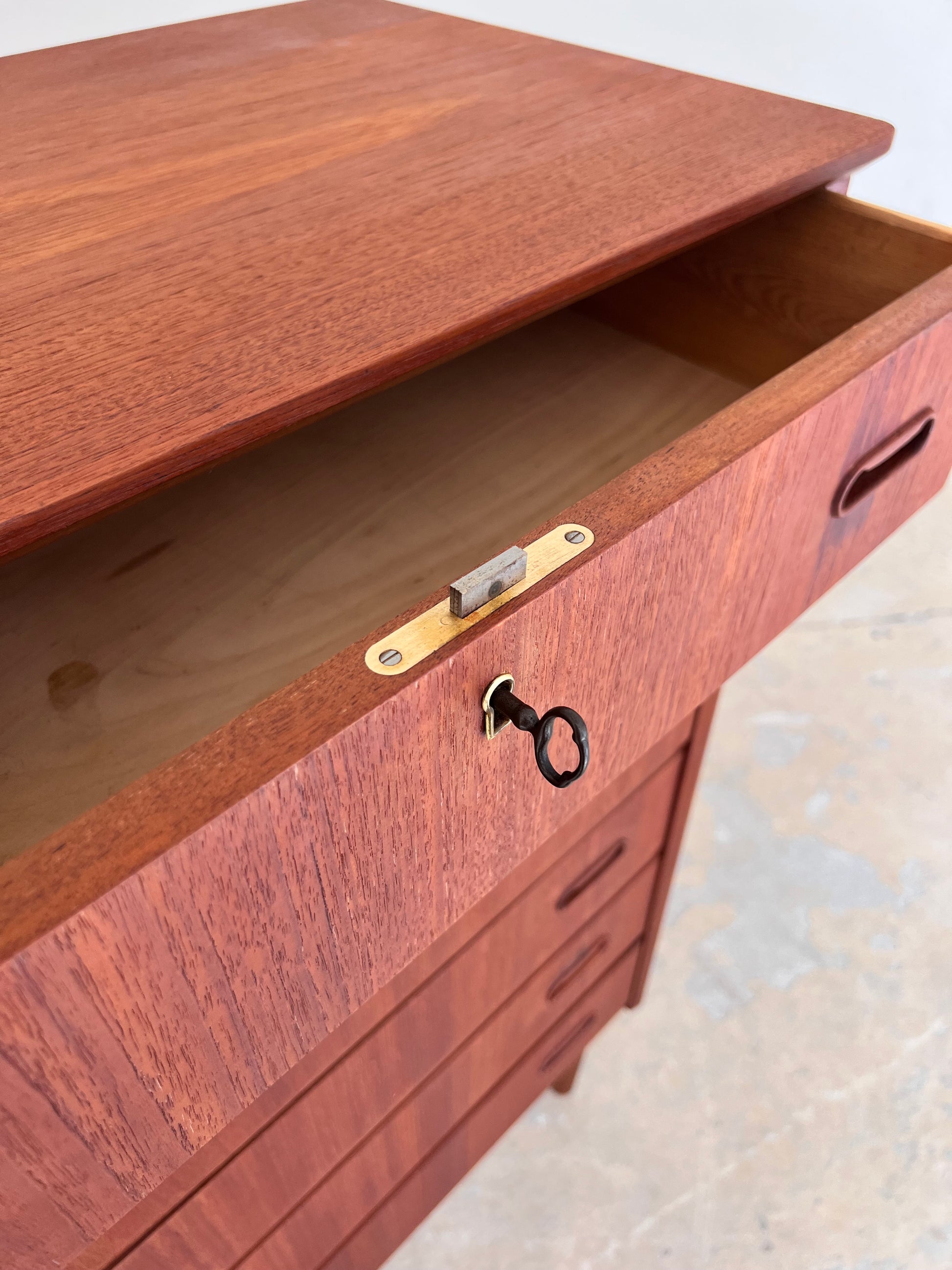 Kommode Teak mit Schloss aus Dänemark