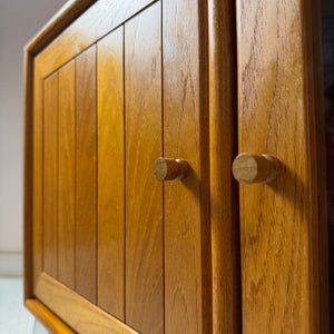 Kleiner Schrank mit Vitrine und Tür links von Dyrlund