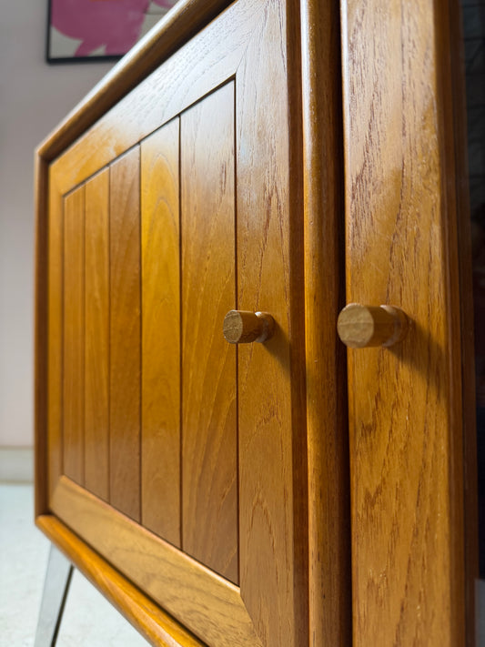 Kleiner Schrank mit Vitrine und Tür links von Dyrlund