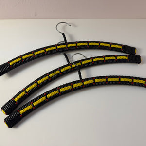 Set: 3x Kleiderbügel schwarz gelb