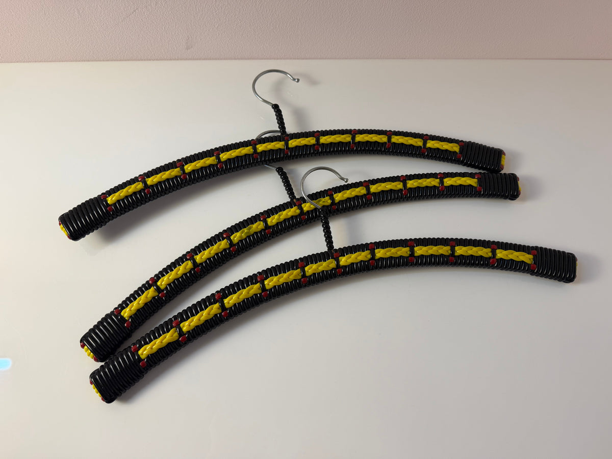Set: 3x Kleiderbügel schwarz gelb