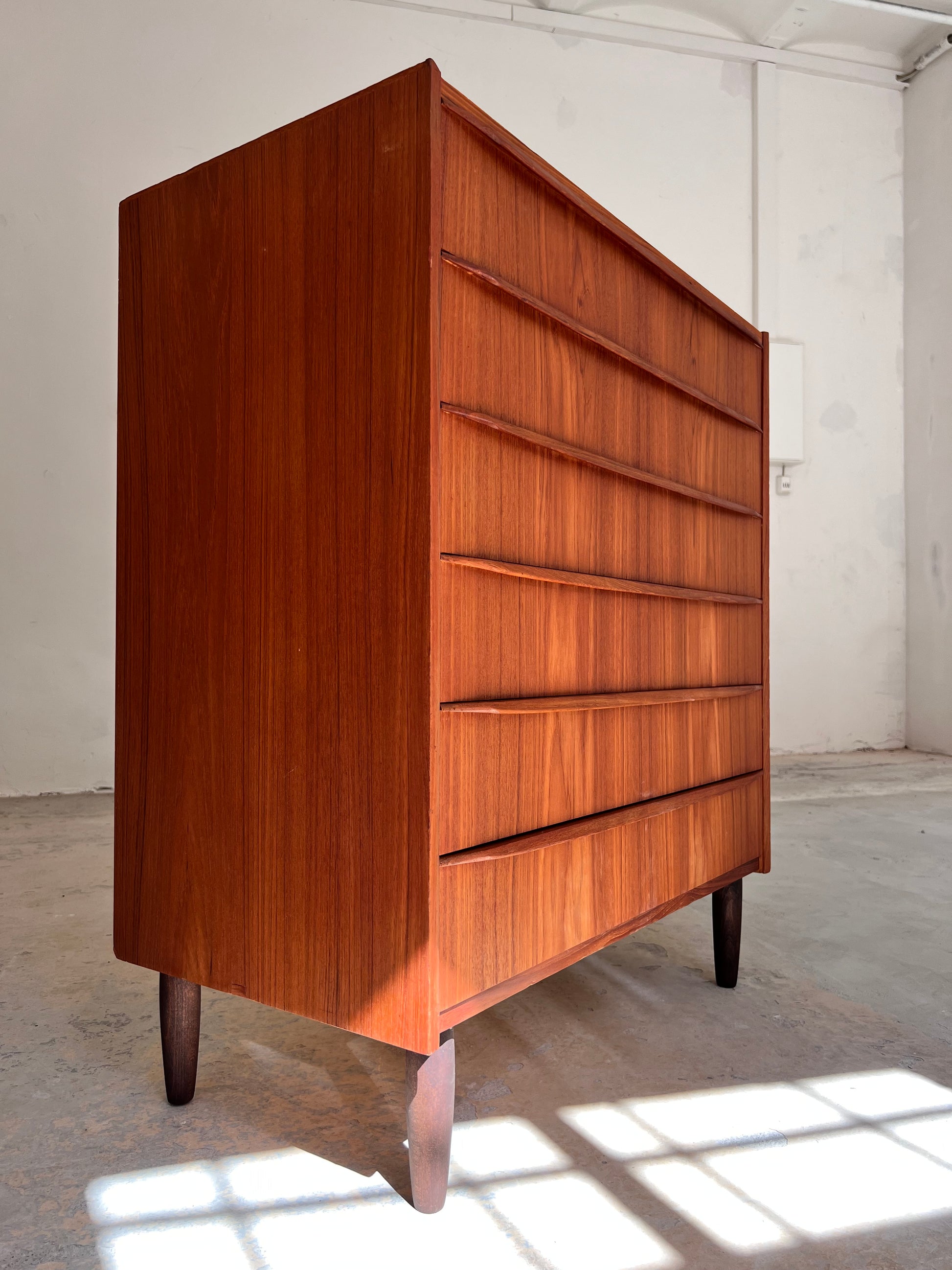 Kommode Teak mit geraden Griffen aus Dänemark
