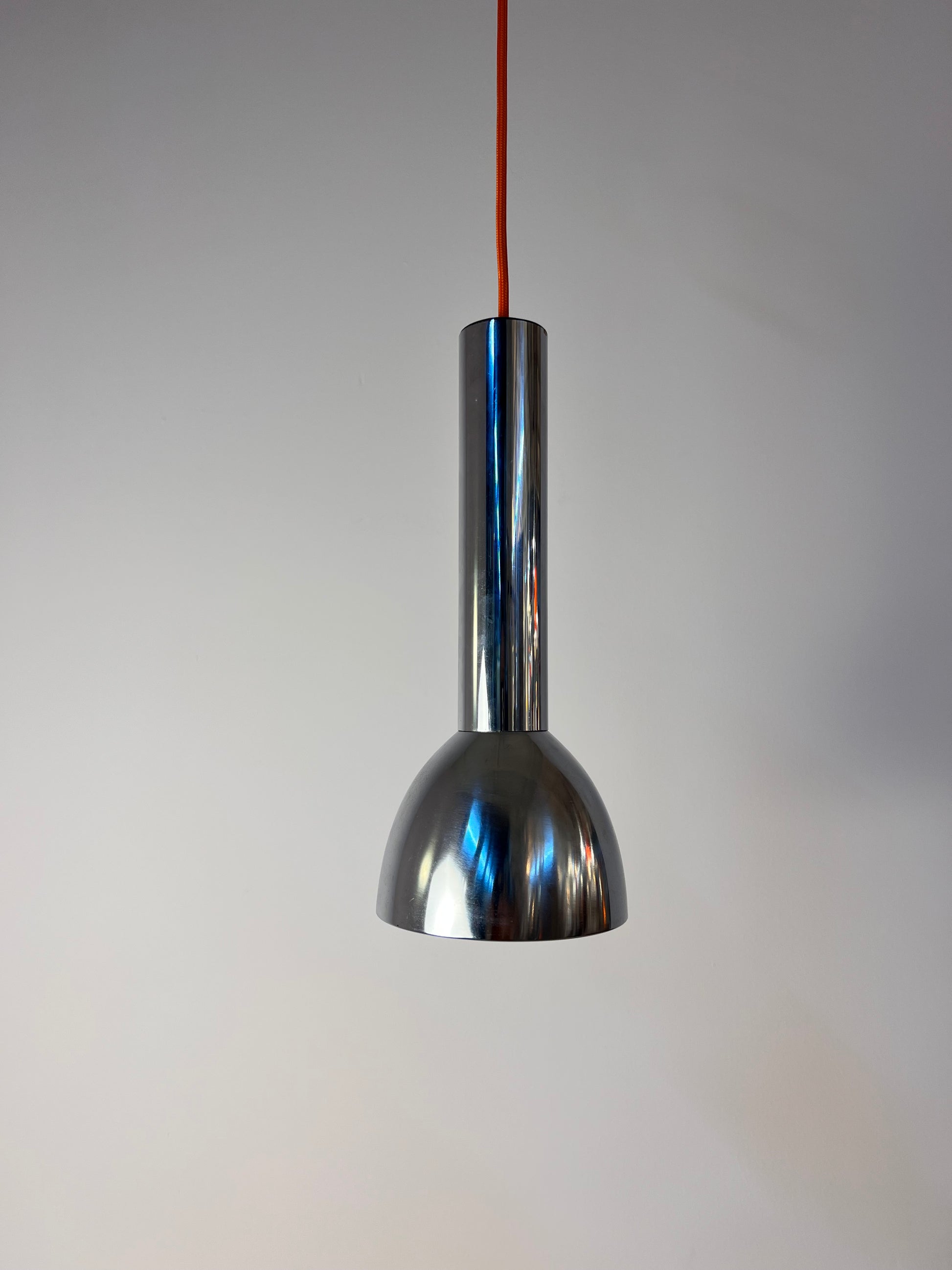 Spotlampe Chrom mit orangem Akzentschirm