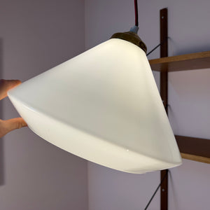 Hängelampe weiß Glas mit Messing aus Dänemark