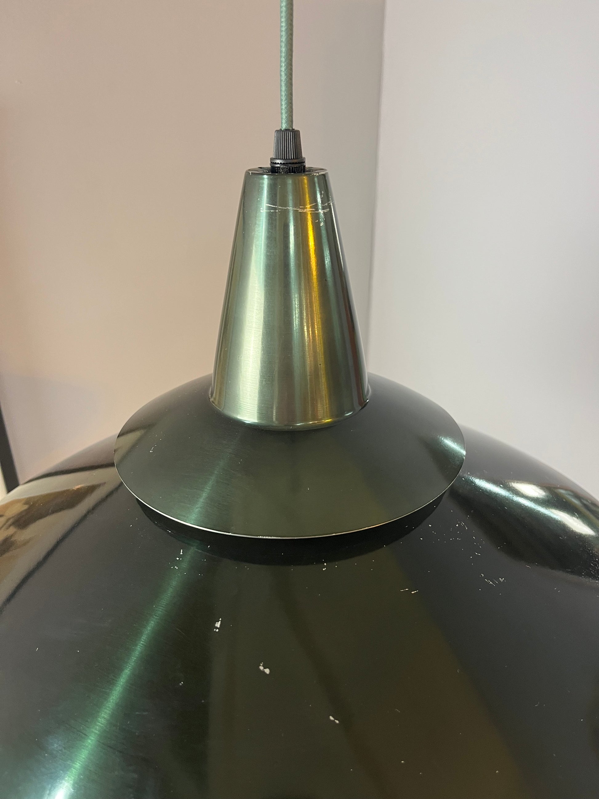 Lamellenlampe dunkelgrün gelb mit Opalglasschirm