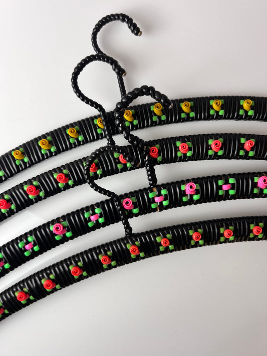 Set: 4x Kleiderbügel schwarz floral